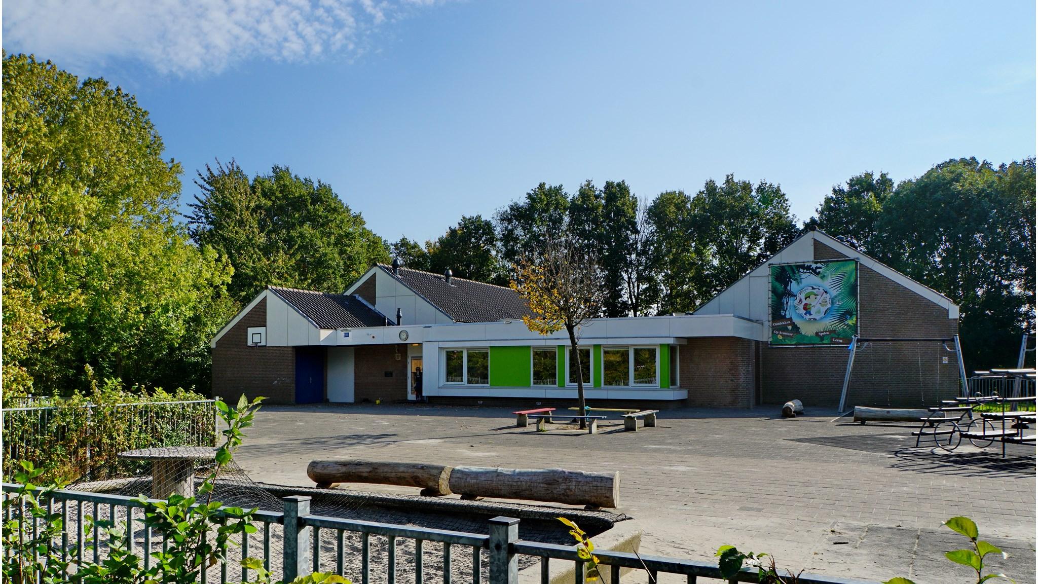 Basisschool Op Avontuur in Kolhorn met een zonnig schoolplein en speelmogelijkheden. Basisschool Op Avontuur in Kolhorn met een zonnig schoolplein en speelmogelijkheden.