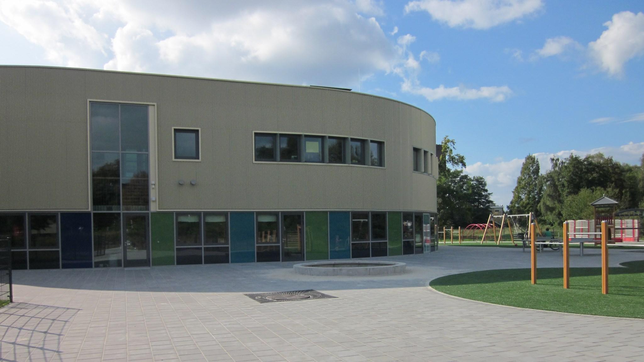 Basisschool Paus Joannes XXIII in Hengelo met een moderne schoolplein en speelmogelijkheden. Basisschool Paus Joannes XXIII in Hengelo met een moderne schoolplein en speelmogelijkheden.