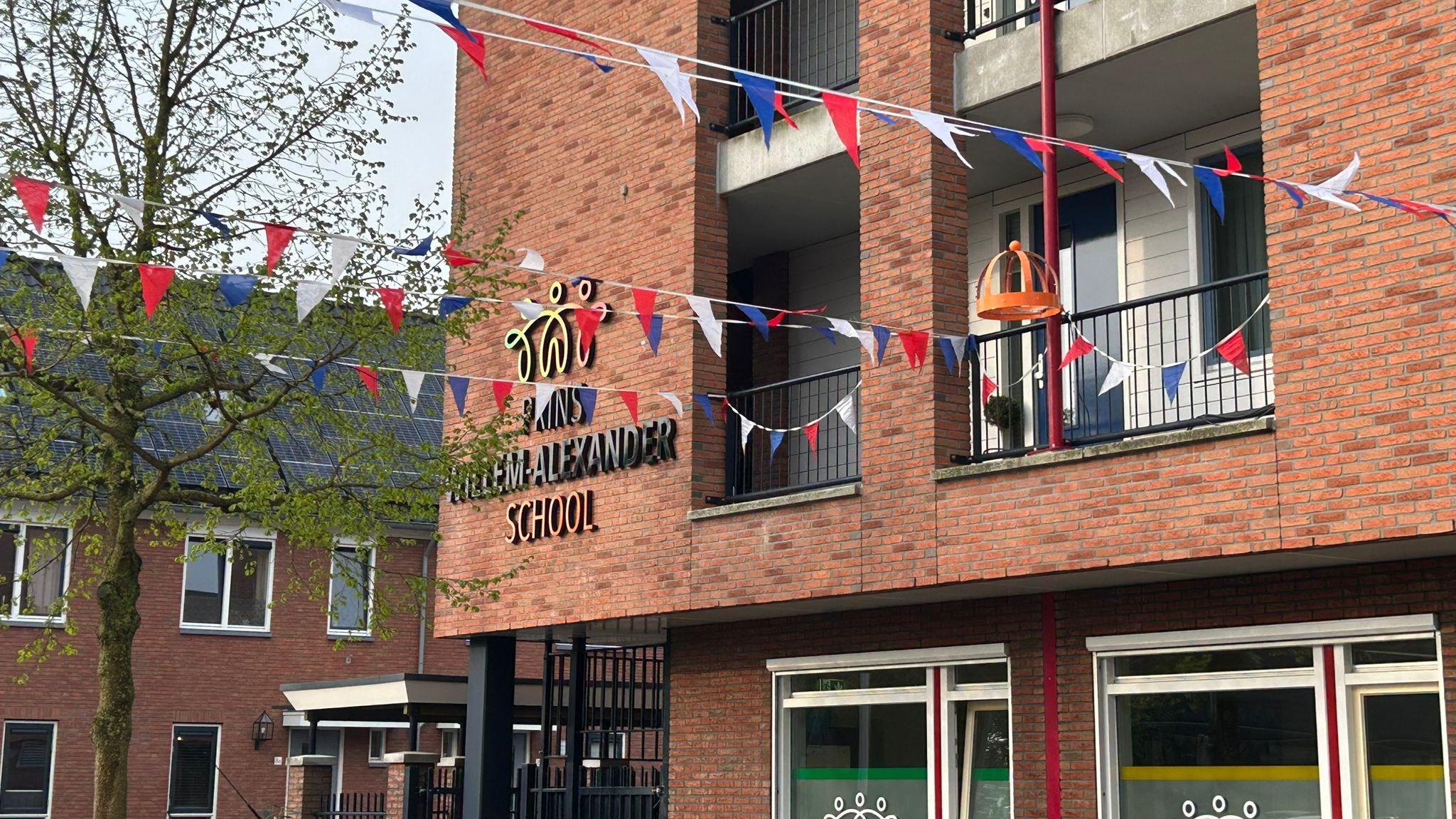 Basisschool Prins Willem-Alexander in Waarder met feestelijke vlaggen. Basisschool Prins Willem-Alexander in Waarder met feestelijke vlaggen.