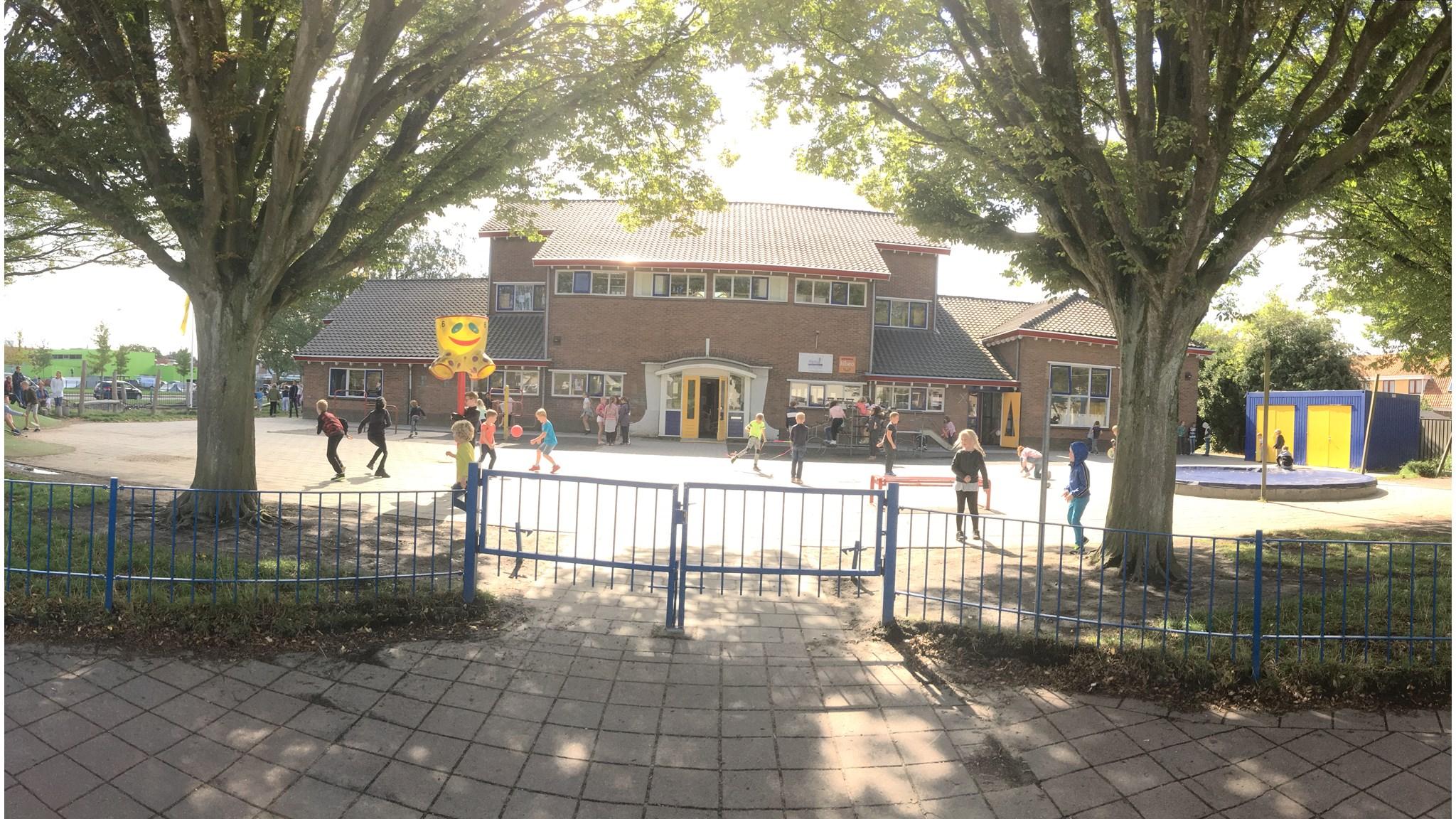 Basisschool Prinses Ireneschool in Goes, met kinderen die spelen op het schoolplein. Basisschool Prinses Ireneschool in Goes, met kinderen die spelen op het schoolplein.