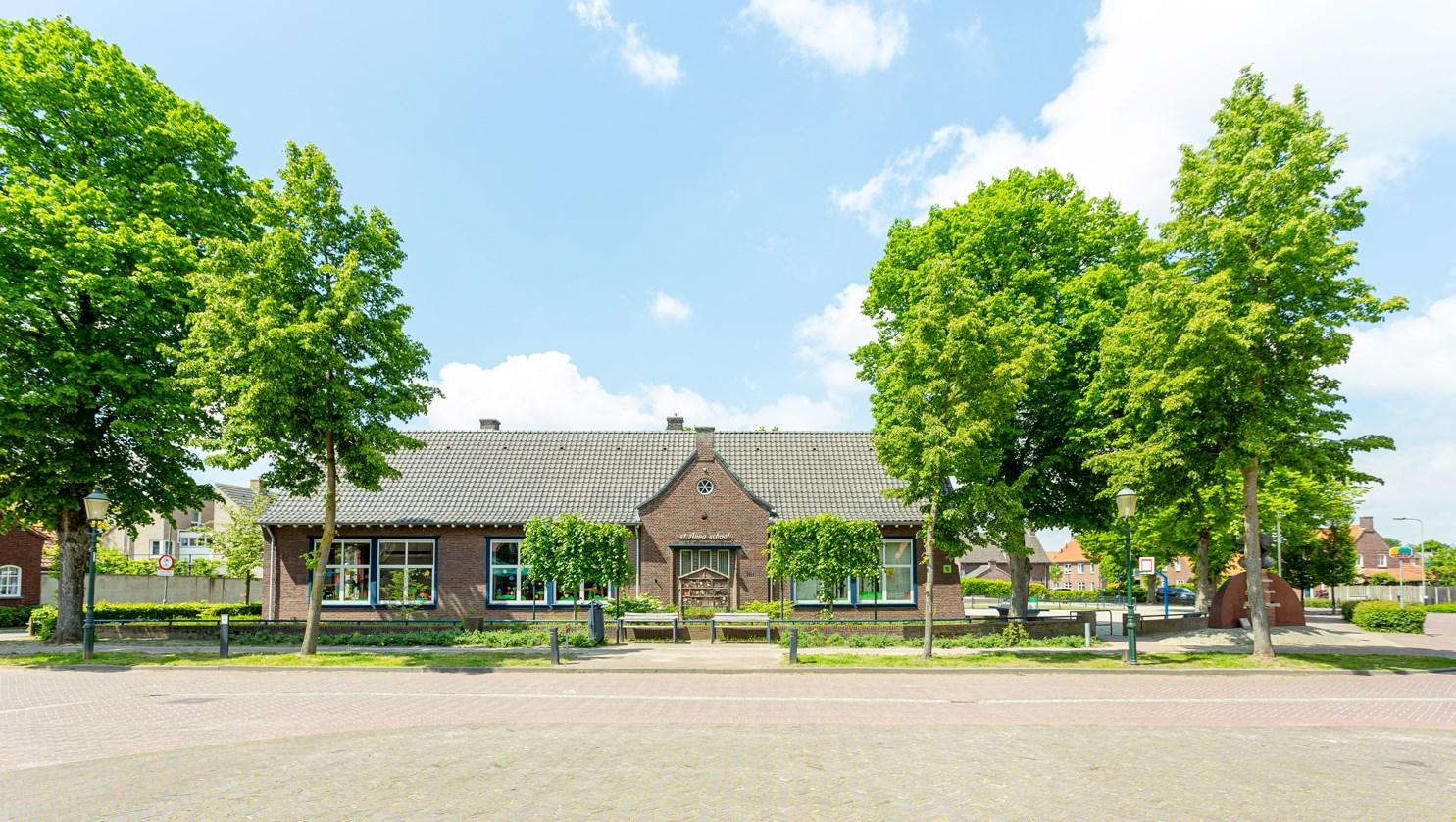 Basisschool Sint Anna in Blitterswijck met een mooi uitzicht op het schoolplein en de omringende bomen. Basisschool Sint Anna in Blitterswijck met een mooi uitzicht op het schoolplein en de omringende bomen.