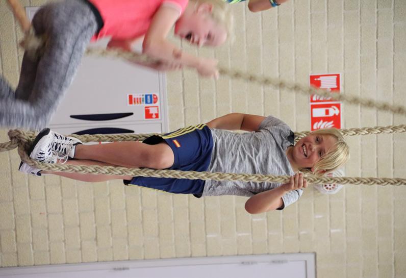 Basisschool Sint Jozef in Nuenen: Kinderen spelen en sporten op het schoolplein met touw. Basisschool Sint Jozef in Nuenen: Kinderen spelen en sporten op het schoolplein met touw.