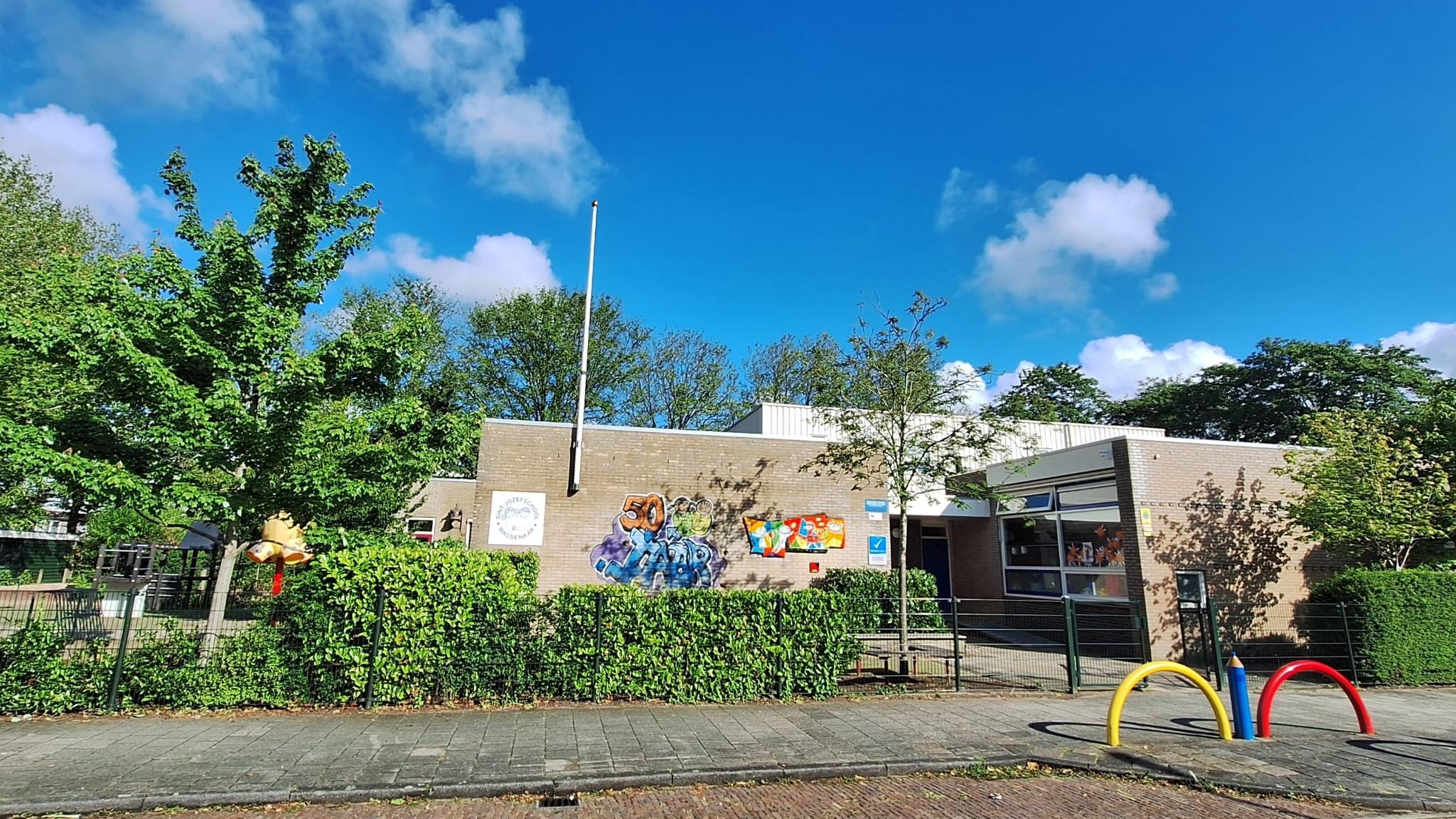 Basisschool Sint Jozef in Wassenaar met een kleurrijke gevel en een heldere lucht. Basisschool Sint Jozef in Wassenaar met een kleurrijke gevel en een heldere lucht.