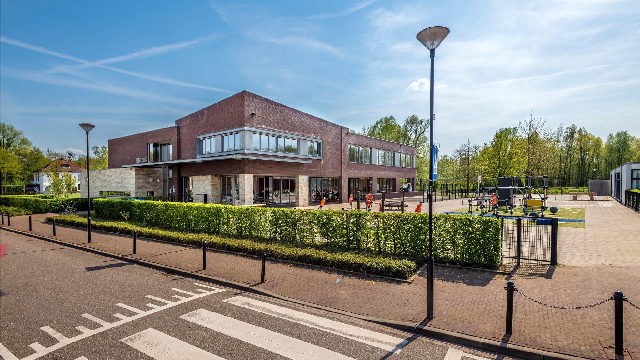 Basisschool St Dionysius in Schinnen met een speelplein in de voorgrond. Basisschool St Dionysius in Schinnen met een speelplein in de voorgrond.