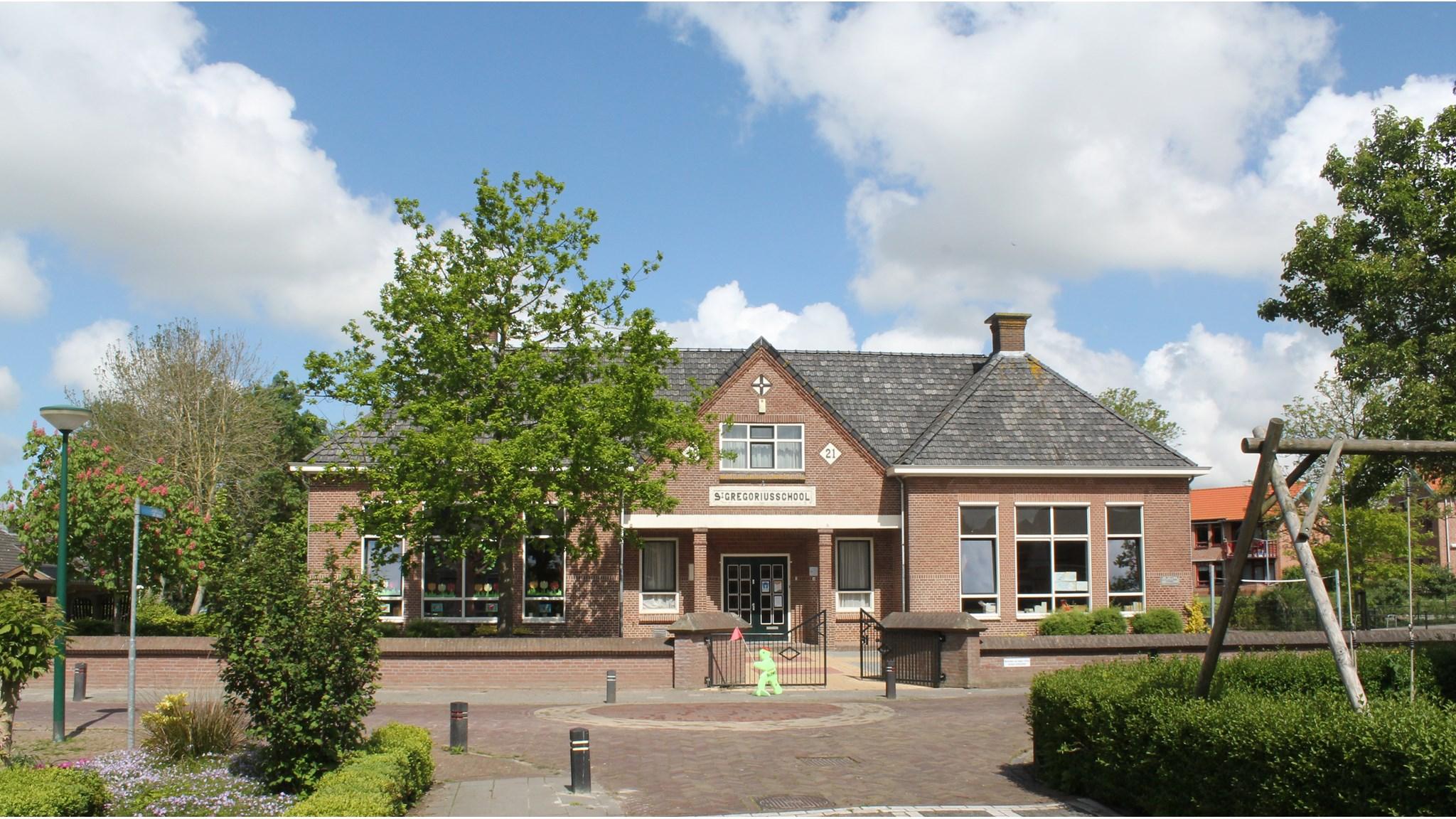 Basisschool St Gregorius in Blauwhuis met een helderblauwe lucht en groene omgeving. Basisschool St Gregorius in Blauwhuis met een helderblauwe lucht en groene omgeving.