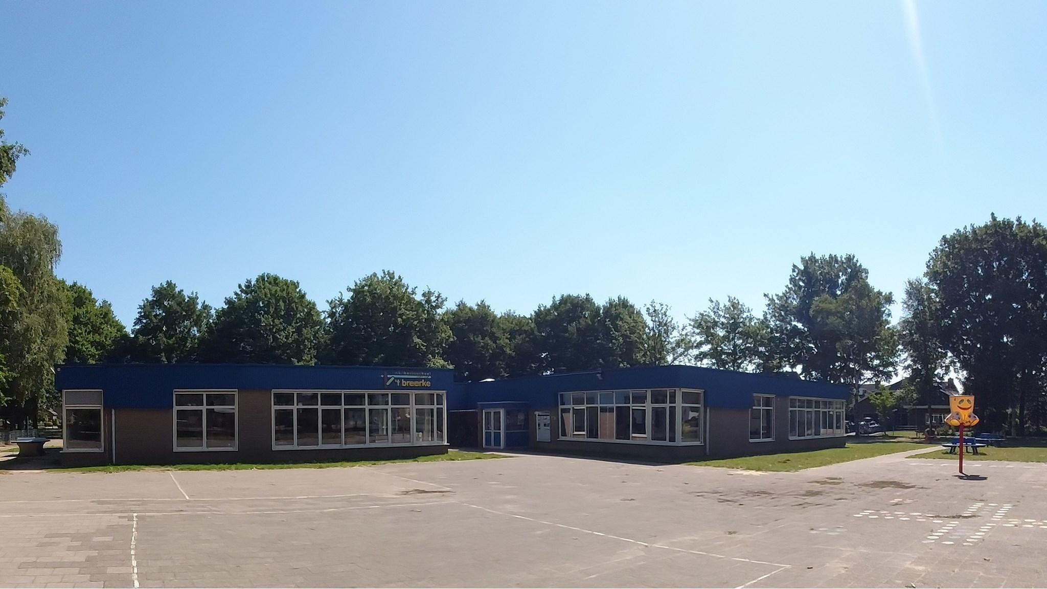Basisschool 't Breerke in Maasbracht met een zonnig schoolplein en moderne bouw. Basisschool 't Breerke in Maasbracht met een zonnig schoolplein en moderne bouw.