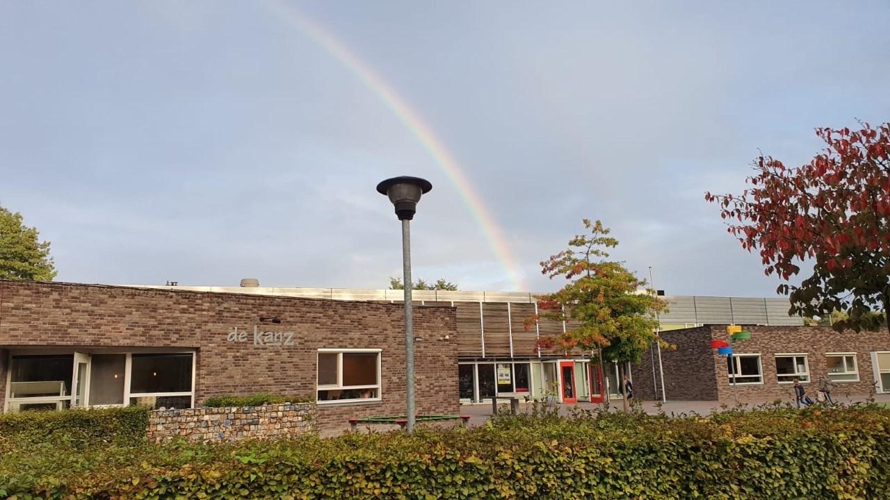 Basisschool 't Maxend in Nistelrode met een regenboog op de achtergrond. Basisschool 't Maxend in Nistelrode met een regenboog op de achtergrond.