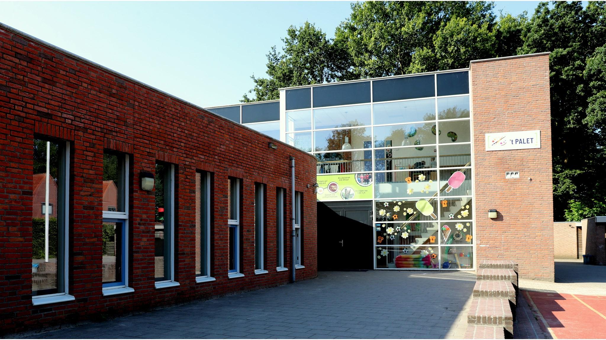 Basisschool 't Palet in Heeswijk-Dinther met een moderne gevel en kleurrijke ramen. Basisschool 't Palet in Heeswijk-Dinther met een moderne gevel en kleurrijke ramen.