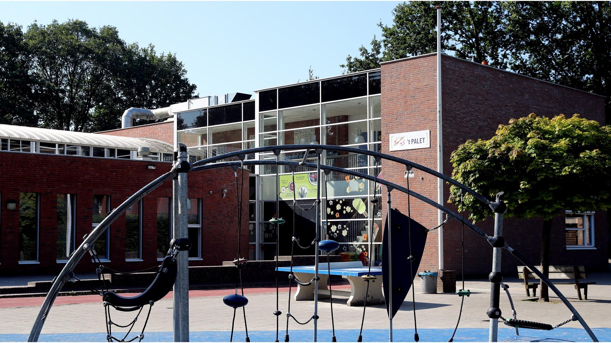 Basisschool 't Palet in Heeswijk-Dinther met het schoolplein en speeltoestellen. Basisschool 't Palet in Heeswijk-Dinther met het schoolplein en speeltoestellen.