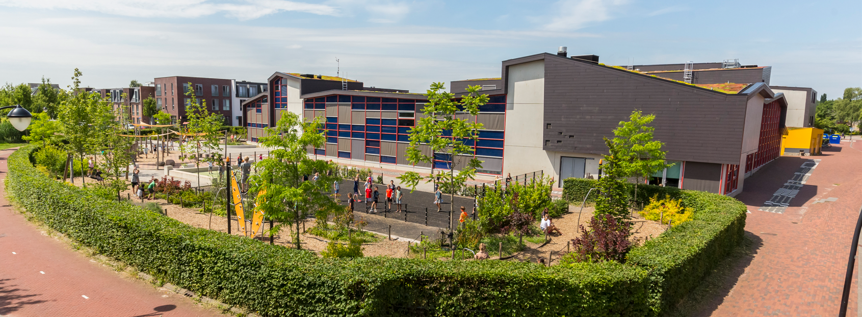 Basisschool 't Palet in Leusden met een overzicht van het schoolplein en de omliggende gebouwen. Basisschool 't Palet in Leusden met een overzicht van het schoolplein en de omliggende gebouwen.