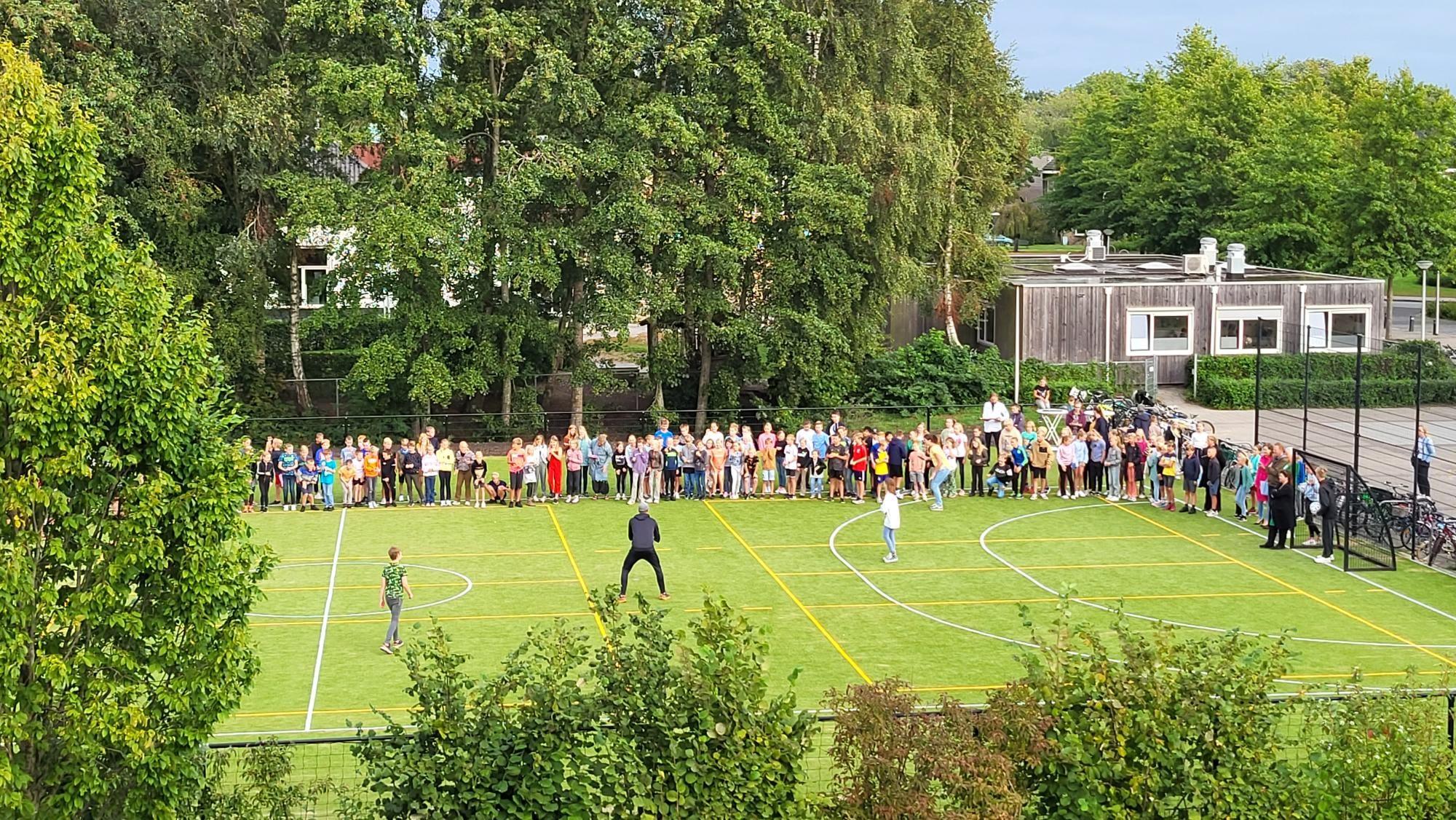 Basisschool Tuindorp in Wolvega, leerlingen verzamelen zich op het schoolplein voor een activiteit. Basisschool Tuindorp in Wolvega, leerlingen verzamelen zich op het schoolplein voor een activiteit.
