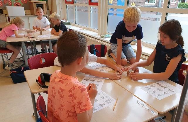 Basisschool Wilhelmina in Rijssen: Leerlingen werken samen aan een project in de klas. Basisschool Wilhelmina in Rijssen: Leerlingen werken samen aan een project in de klas.