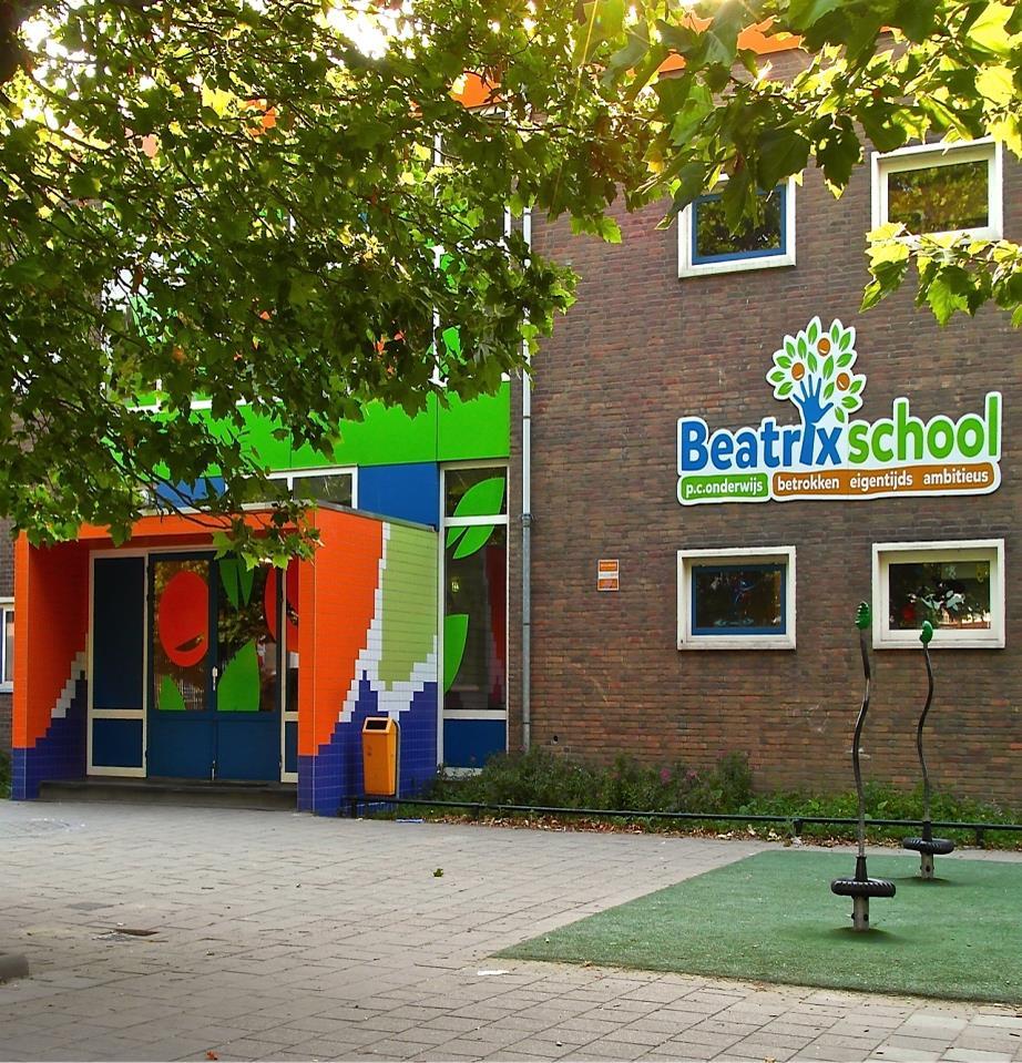 Beatrixschool in Rotterdam met een kleurrijke entree en een schoolplein. Beatrixschool in Rotterdam met een kleurrijke entree en een schoolplein.