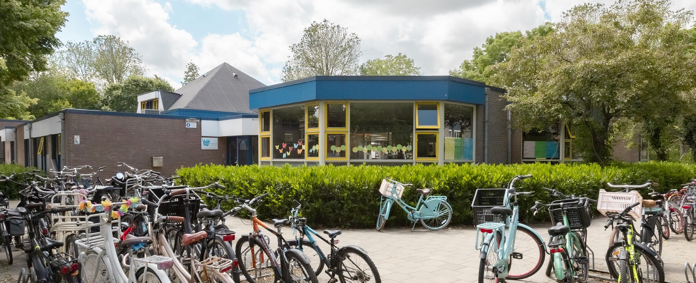 Beatrixschool, locatie Zuilenstein in Nieuwegein met een fietsparkeergelegenheid voor leerlingen. Beatrixschool, locatie Zuilenstein in Nieuwegein met een fietsparkeergelegenheid voor leerlingen.