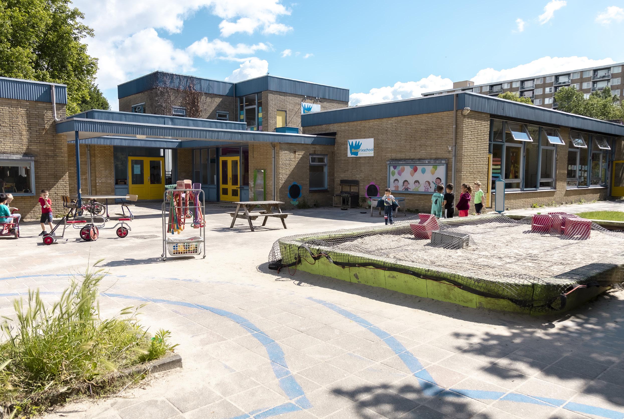Beatrixschool, locatie Zuilenstein in Nieuwegein, met een schoolplein waar kinderen spelen. Beatrixschool, locatie Zuilenstein in Nieuwegein, met een schoolplein waar kinderen spelen.