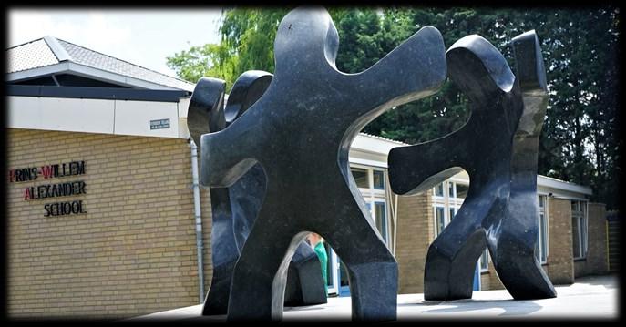 Beeld van de Prins Willem Alexanderschool in Ophemert met een sculptuur van kinderen in de speelplaats. Beeld van de Prins Willem Alexanderschool in Ophemert met een sculptuur van kinderen in de speelplaats.