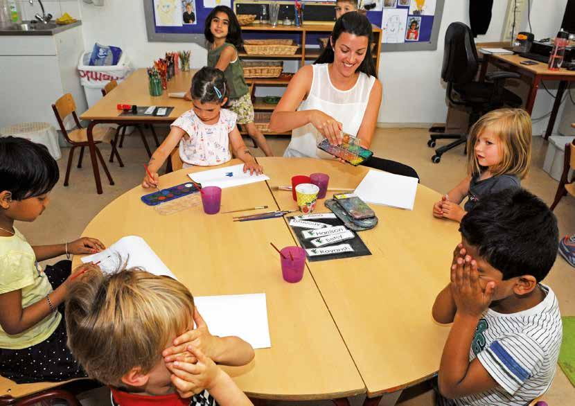 Beeld van een jongere klas aan de Amsterdam International Community School (AICS) in Amsterdam, waar kinderen creatief aan het werk zijn met kunstmaterialen. Beeld van een jongere klas aan de Amsterdam International Community School (AICS) in Amsterdam, waar kinderen creatief aan het werk zijn met kunstmaterialen.