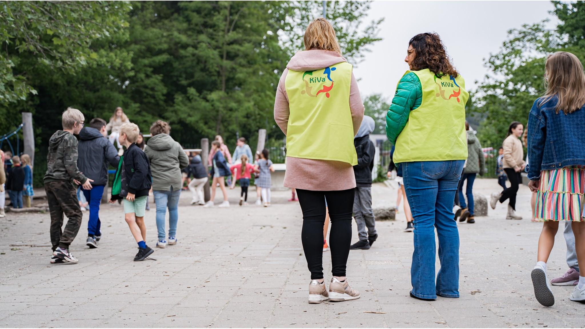 Beeld van het schoolplein van OMBS Ziezo in Roosendaal, met kinderen die spelen en medewerkers in veiligheidsvesten. Beeld van het schoolplein van OMBS Ziezo in Roosendaal, met kinderen die spelen en medewerkers in veiligheidsvesten.