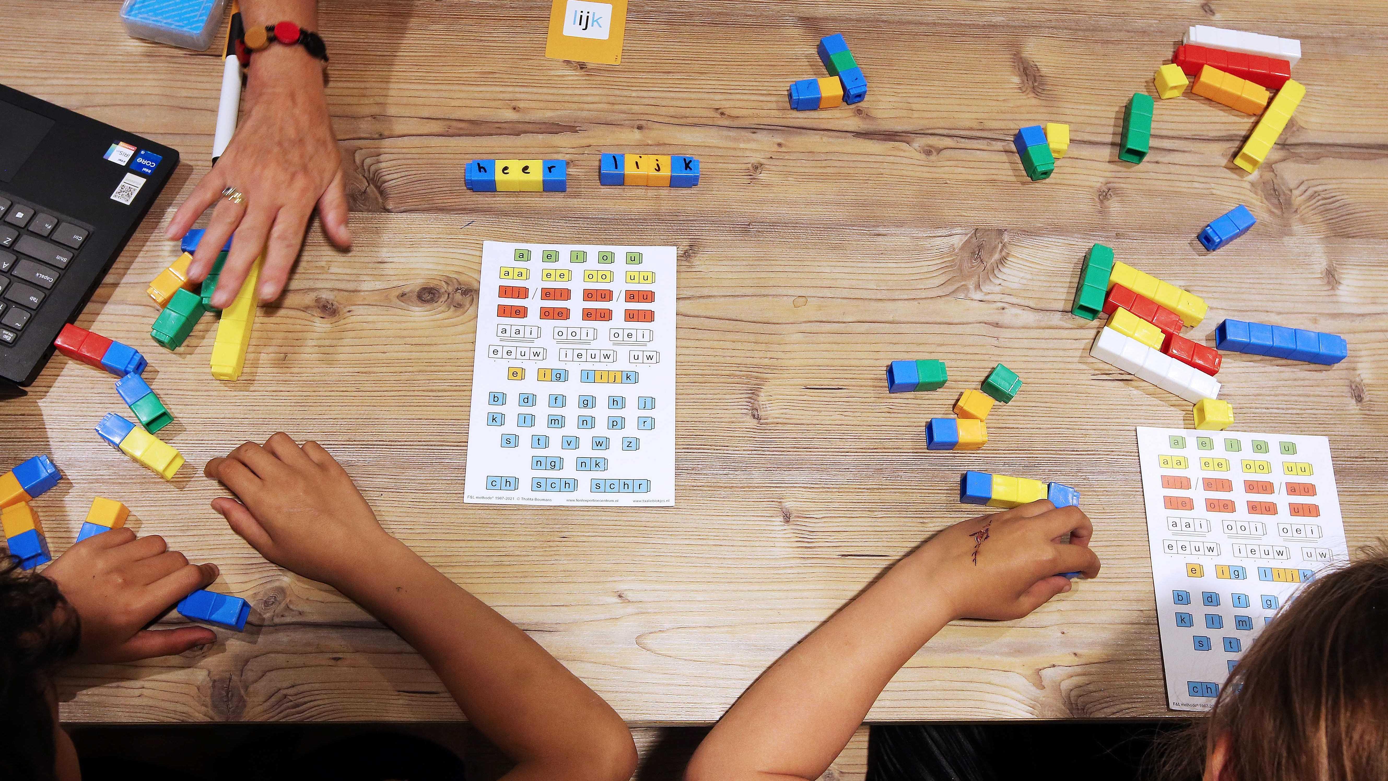 Beeld van leerlingen van Basisschool De Springplank in Etten-Leur die bezig zijn met een educatieve activiteit aan een tafel. Beeld van leerlingen van Basisschool De Springplank in Etten-Leur die bezig zijn met een educatieve activiteit aan een tafel.