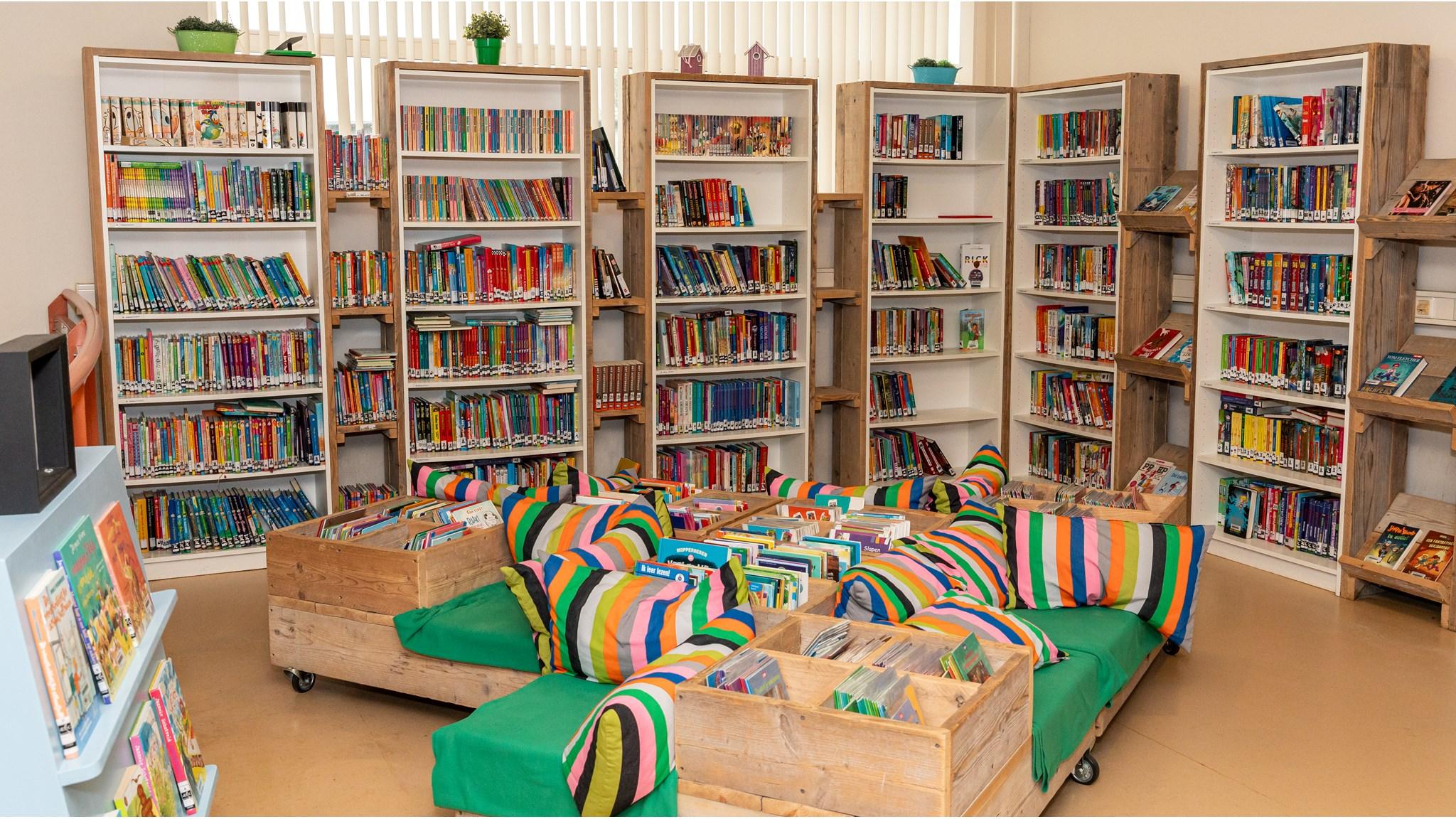 Bibliotheek in de Katholieke Basisschool de Toermalijn in Zeewolde, met kleurrijke kussens en boekenplanken vol boeken. Bibliotheek in de Katholieke Basisschool de Toermalijn in Zeewolde, met kleurrijke kussens en boekenplanken vol boeken.