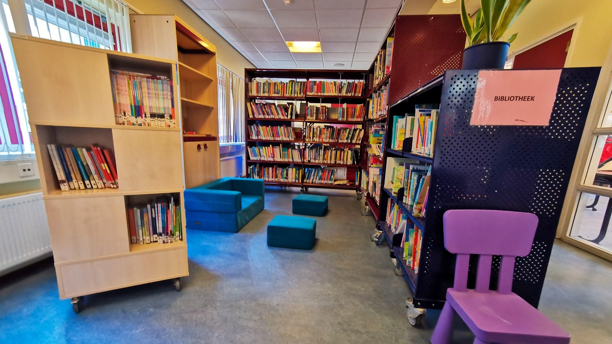 Bibliotheek van IKC Tuindorp in Amsterdam met kleurrijke boekenplanken en zithoek. Bibliotheek van IKC Tuindorp in Amsterdam met kleurrijke boekenplanken en zithoek.
