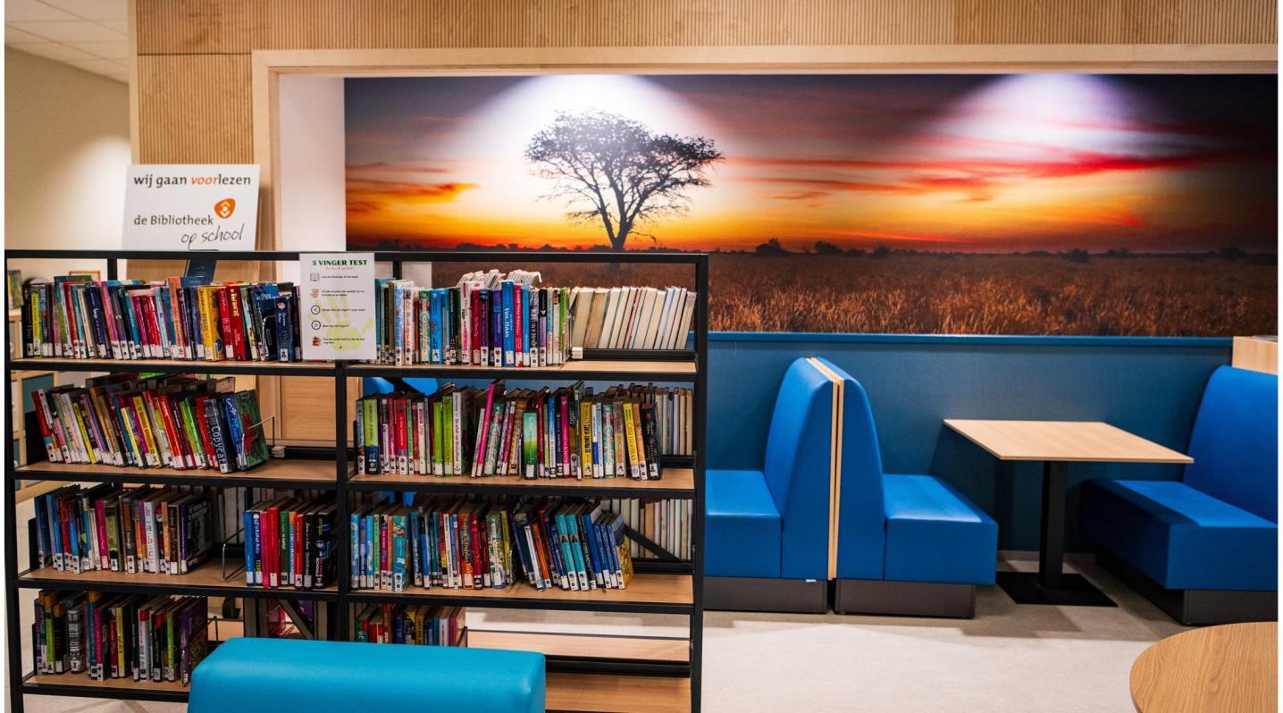 Bibliotheek van OBS de Achtbaan in Hoogezand met kleurige boekenplanken en comfortabele zitplaatsen. Bibliotheek van OBS de Achtbaan in Hoogezand met kleurige boekenplanken en comfortabele zitplaatsen.