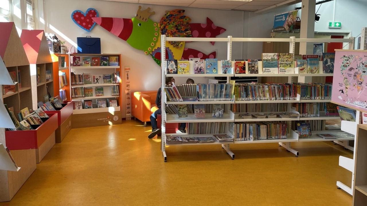 Bibliotheek van Openbare Basisschool de Ommewending in Veendam, met kleurrijke boekenkasten en een gezellige leeshoek. Bibliotheek van Openbare Basisschool de Ommewending in Veendam, met kleurrijke boekenkasten en een gezellige leeshoek.