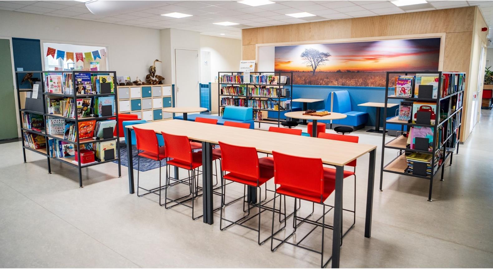 Bibliotheekruimte van OBS de Achtbaan in Hoogezand met moderne meubels en boekenplanken. Bibliotheekruimte van OBS de Achtbaan in Hoogezand met moderne meubels en boekenplanken.