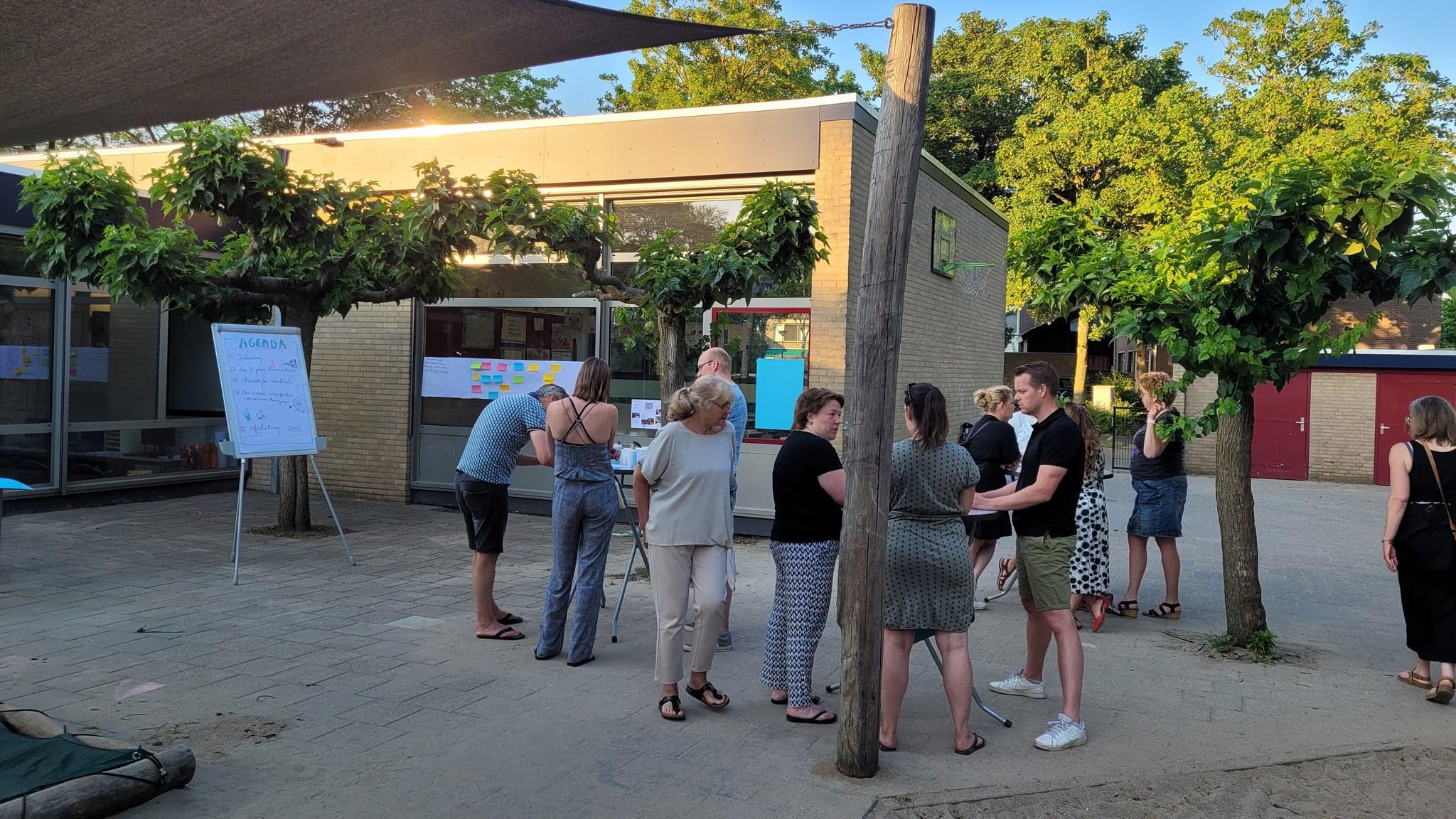 Bijeenkomst op het schoolplein van de Johan Frisoschool voor Christelijk Basisonderwijs in Wageningen. Bijeenkomst op het schoolplein van de Johan Frisoschool voor Christelijk Basisonderwijs in Wageningen.