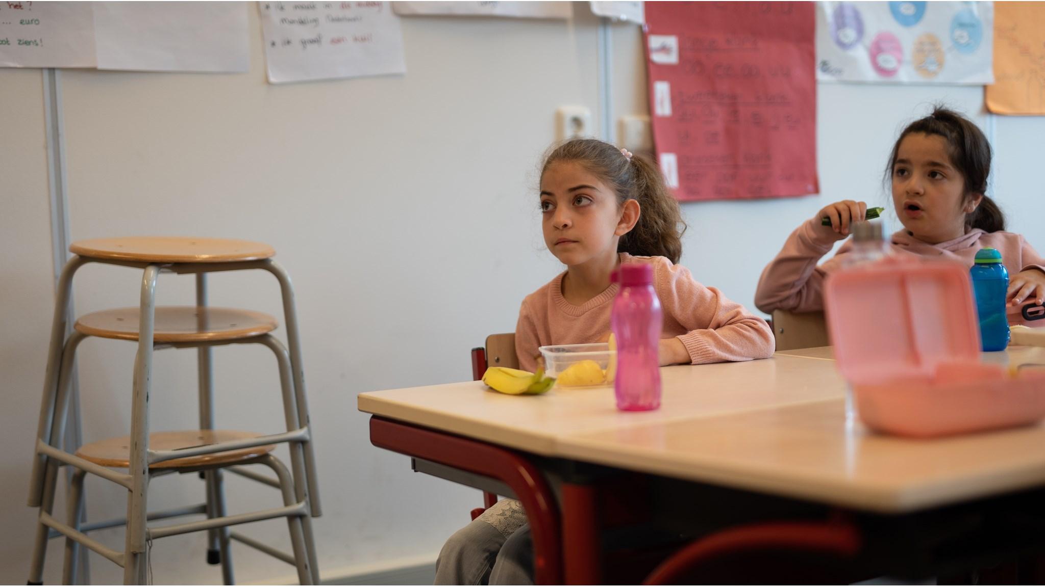 Binnen een klaslokaal van IKEC De Waterlelie in Leidschendam zitten leerlingen geconcentreerd aan tafel. Binnen een klaslokaal van IKEC De Waterlelie in Leidschendam zitten leerlingen geconcentreerd aan tafel.