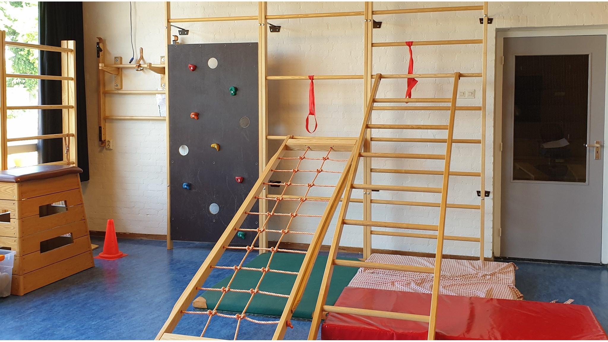 Binnenspeelruimte met klim- en speeltoestellen van Basisschool Maria Goretti in Sint Joost. Binnenspeelruimte met klim- en speeltoestellen van Basisschool Maria Goretti in Sint Joost.