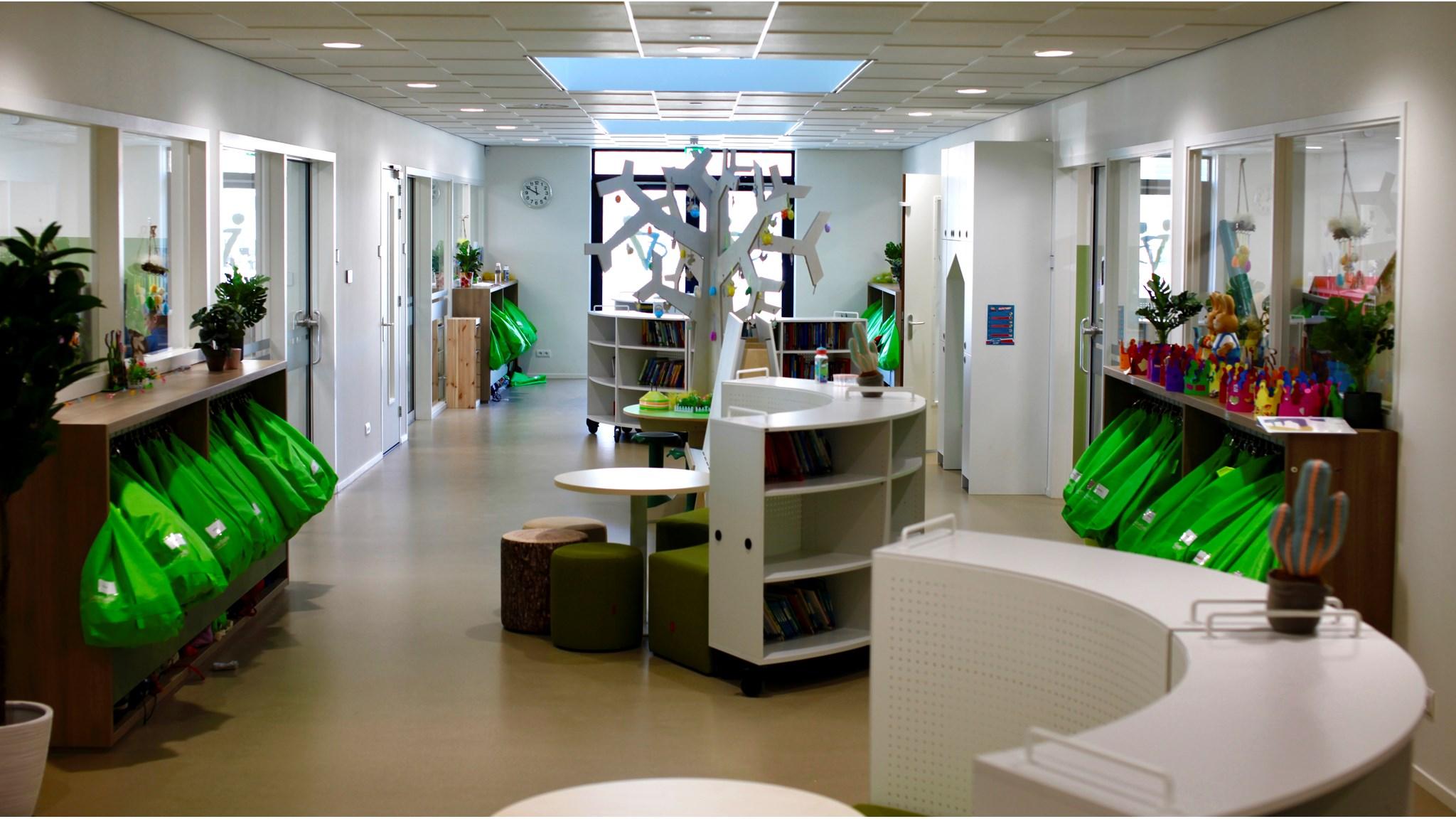Binnenzicht van de moderne schoolcorridor van OBS 'Het Tweespan', locatie Schelluinen, met kleurrijke opbergruimtes en faciliteiten voor leerlingen. Binnenzicht van de moderne schoolcorridor van OBS 'Het Tweespan', locatie Schelluinen, met kleurrijke opbergruimtes en faciliteiten voor leerlingen.