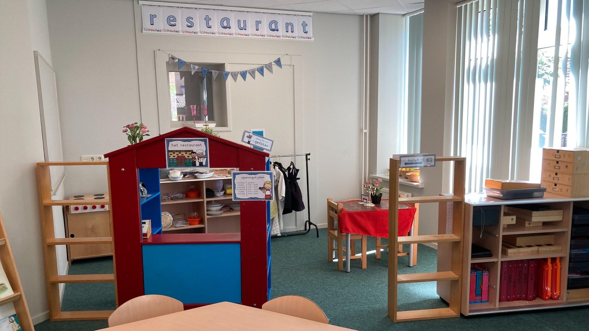 Binnenzicht van het 'restaurant' in Basisschool Nicolaas in Erp met speelmaterialen en een speeltafel. Binnenzicht van het 'restaurant' in Basisschool Nicolaas in Erp met speelmaterialen en een speeltafel.