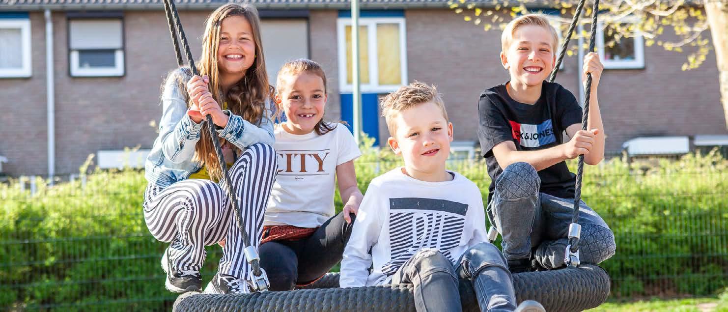 Blije kinderen spelen op het schoolplein van Basisschool De Hovenier in Montfort. Blije kinderen spelen op het schoolplein van Basisschool De Hovenier in Montfort.