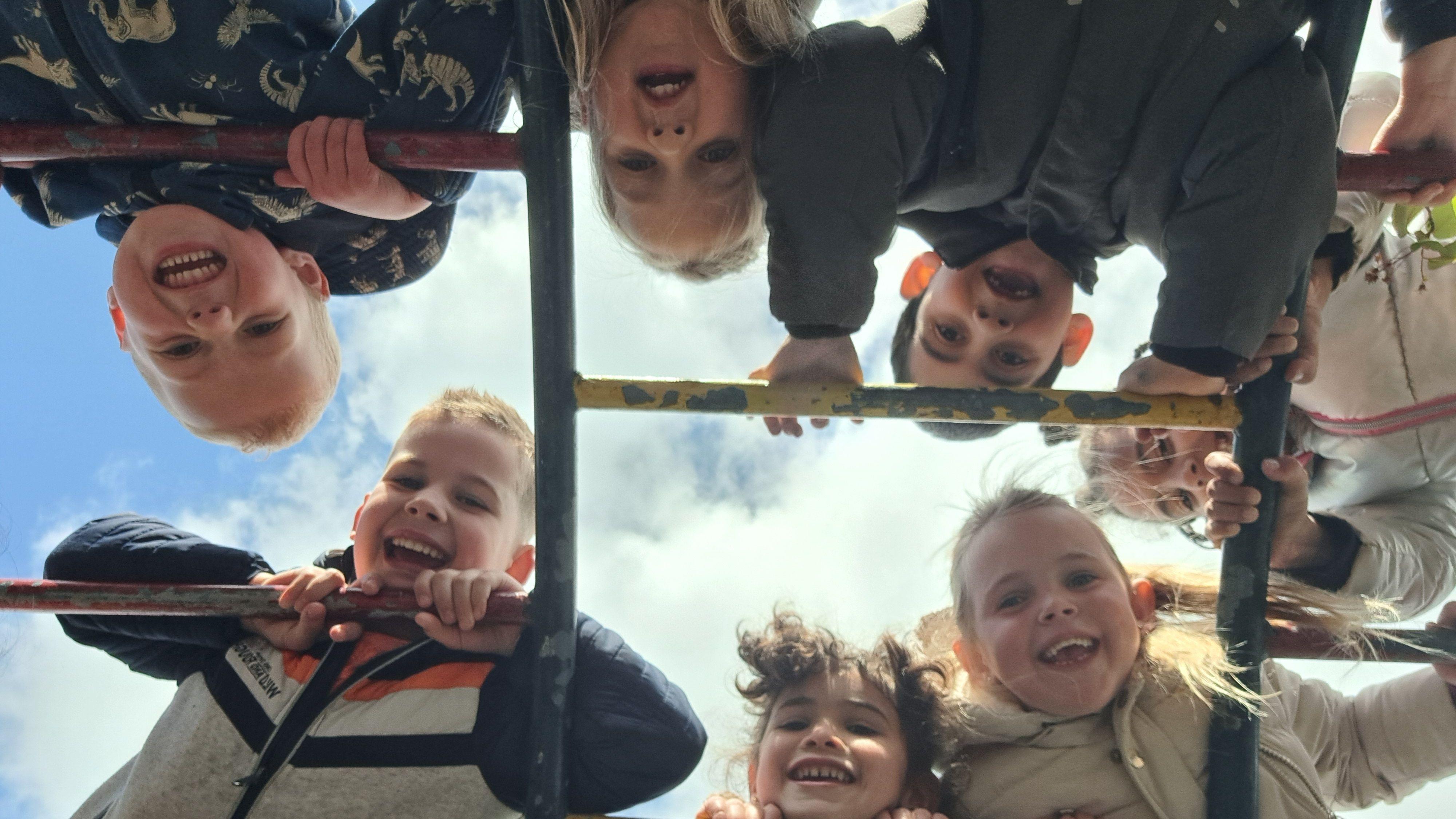 Blije kinderen spelen op het schoolplein van IKC De Tragellijn in Lobith. Blije kinderen spelen op het schoolplein van IKC De Tragellijn in Lobith.