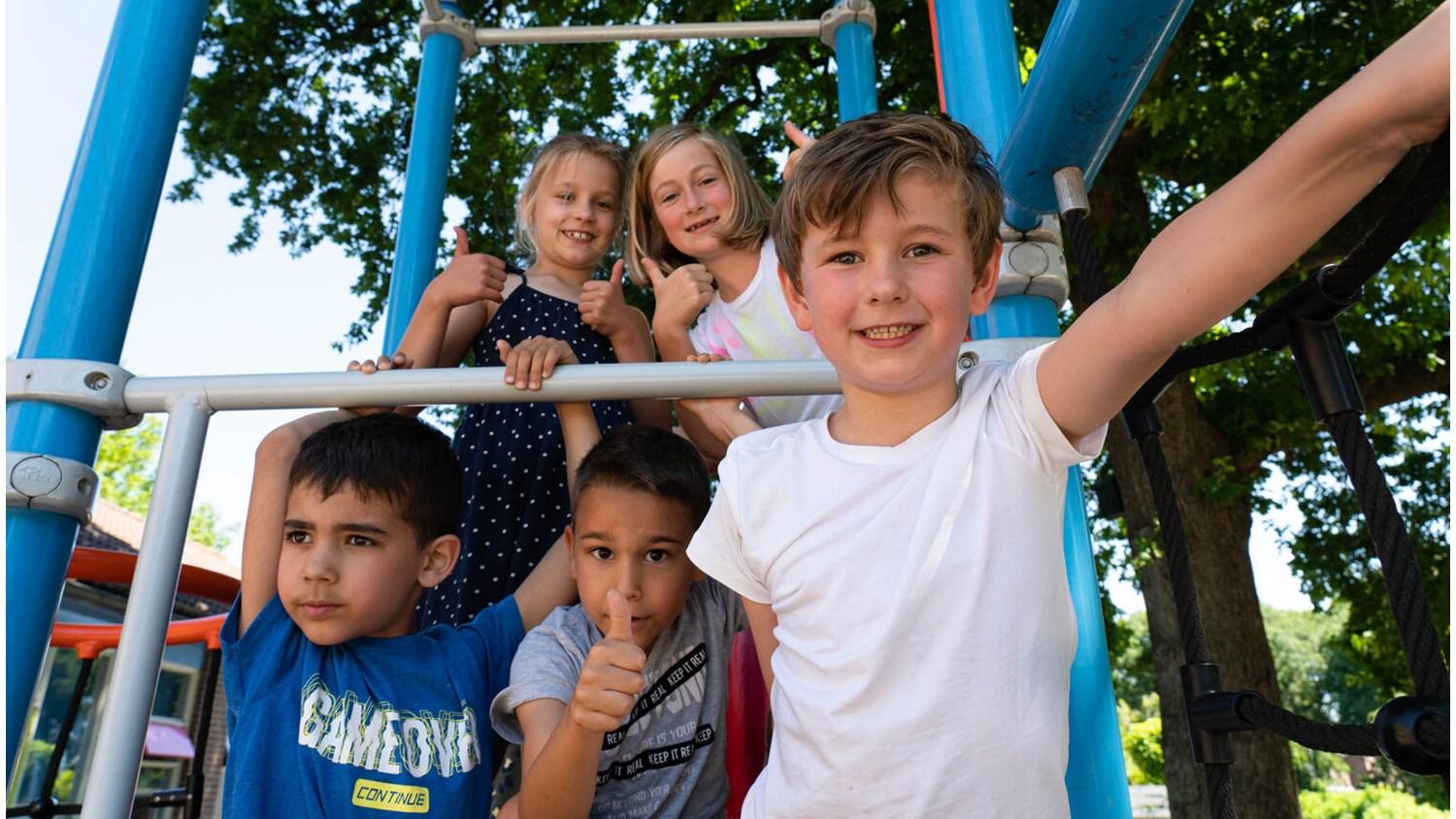 Blije kinderen spelen op het schoolplein van Openbare Basisschool De Bijenkorf in Houten. Blije kinderen spelen op het schoolplein van Openbare Basisschool De Bijenkorf in Houten.