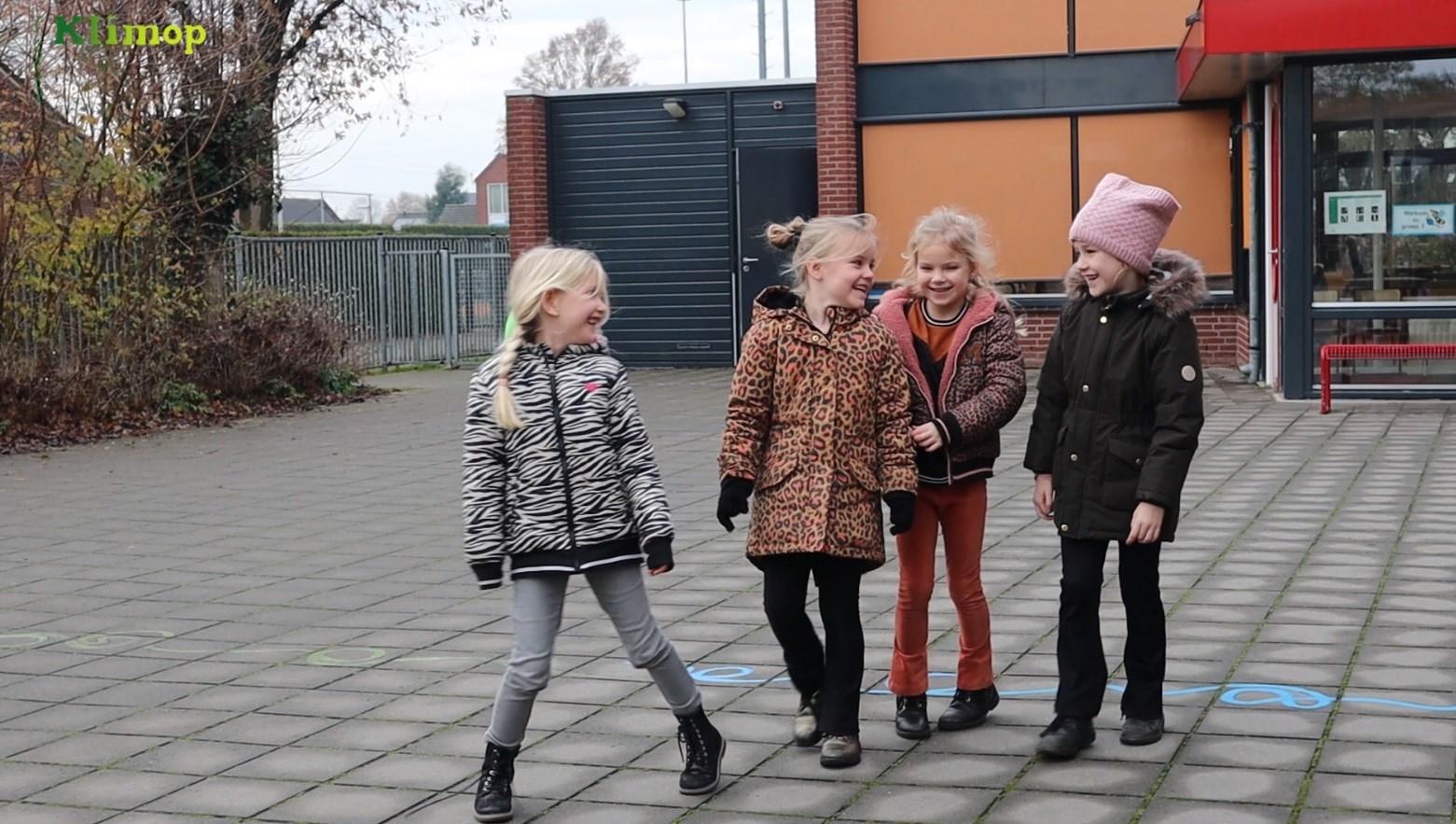 Blije kinderen spelen samen op het schoolplein van Basisschool Klimop in Rijkevoort. Blije kinderen spelen samen op het schoolplein van Basisschool Klimop in Rijkevoort.