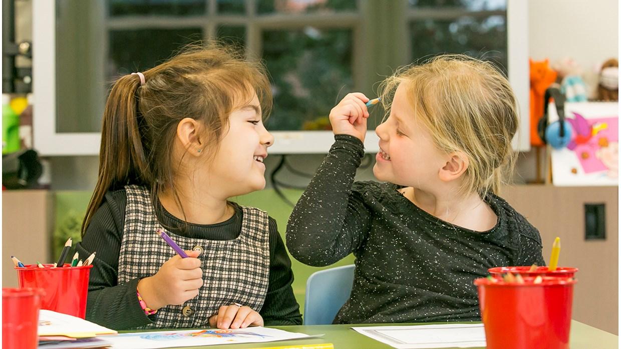 Blije kinderen tekenen samen in de klas van de Jan Ligthartschool in Wapenveld. Blije kinderen tekenen samen in de klas van de Jan Ligthartschool in Wapenveld.