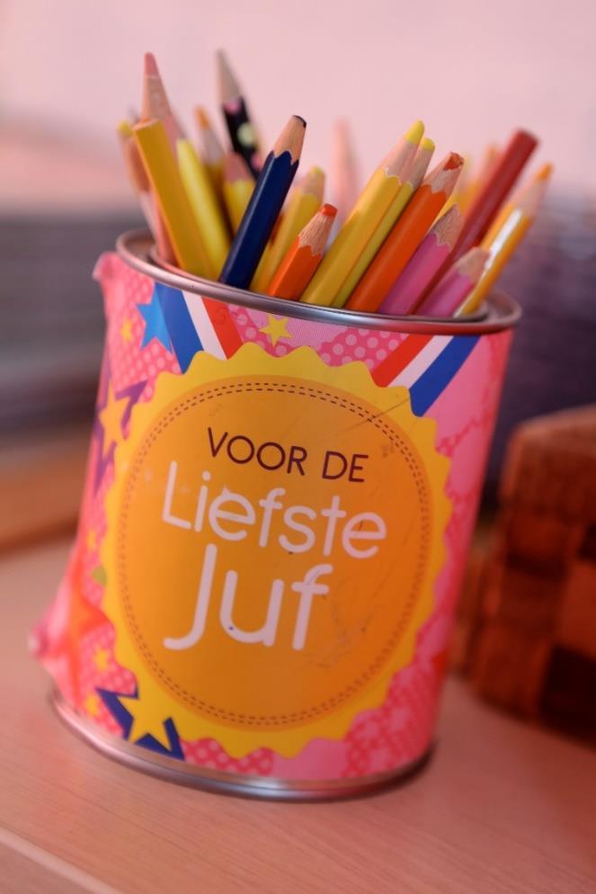 Blik met kleurpotloden voor de liefste juf op Christelijke Basisschool De Wiekslag in Bleiswijk.