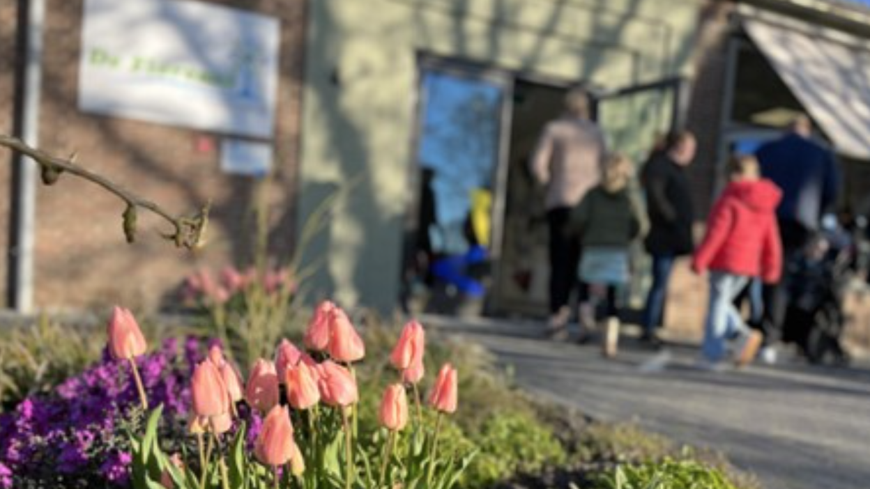 Bloemen voor de ingang van basisschool Windkracht 10 in Emmeloord, waar kinderen en ouders binnenkomen. Bloemen voor de ingang van basisschool Windkracht 10 in Emmeloord, waar kinderen en ouders binnenkomen.