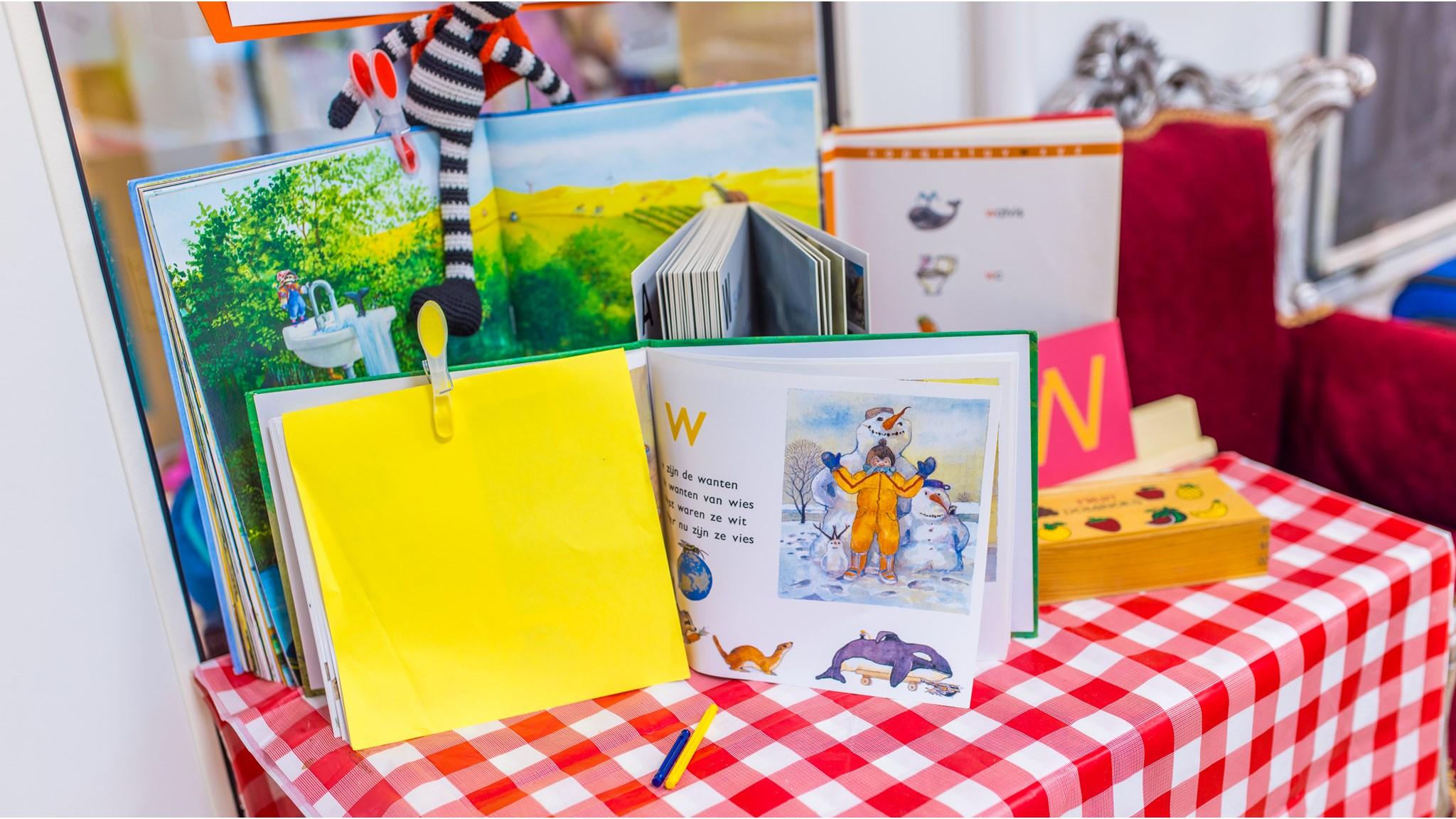 Boekencollectie en kleurrijke materialen op de tafel bij Basisschool De Triangel in Grijpskerk.