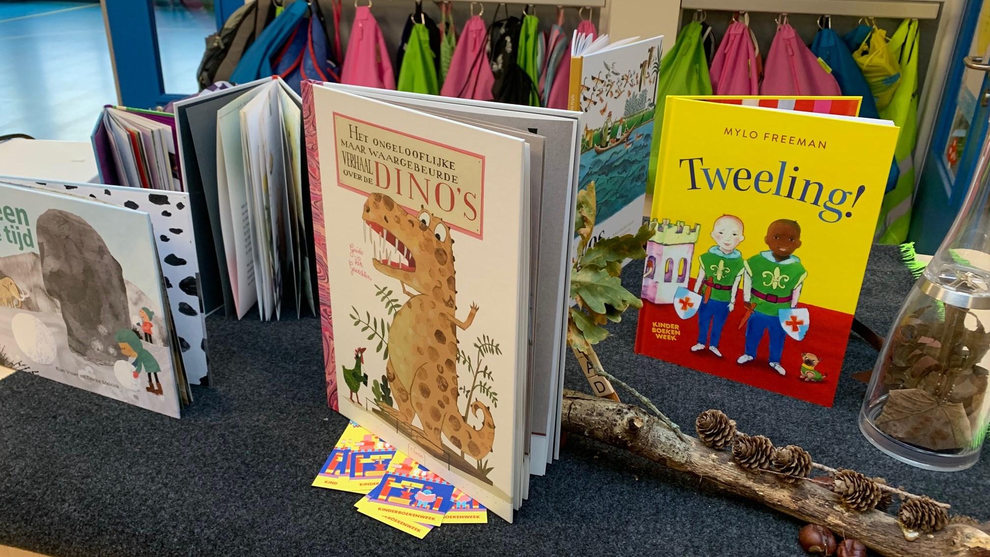 Boekendisplay met kinderboeken in obs De Campherbeek in Zwolle.