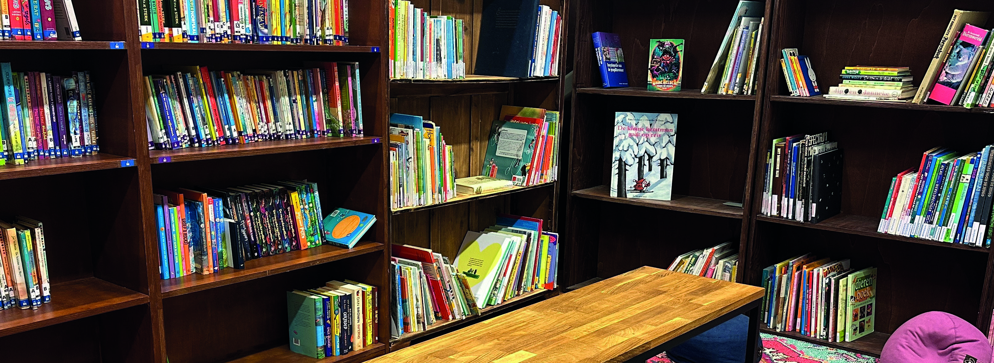 Boekenkasten in de bibliotheek van Kindcentrum Het Baken in Sint Pancras.