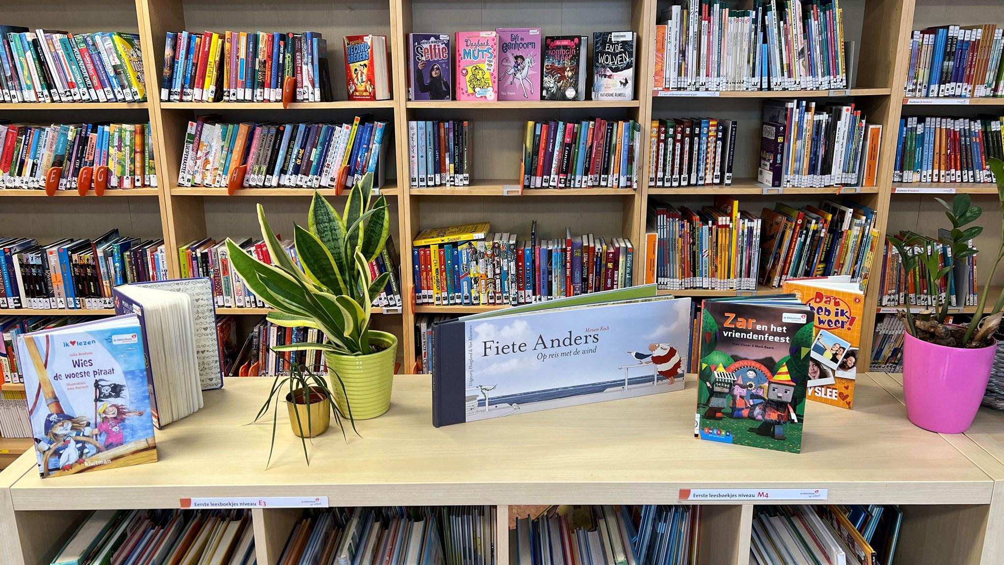 Boekenplank in de bibliotheek van Basisschool Anloo met diverse kinderboeken en planten. Boekenplank in de bibliotheek van Basisschool Anloo met diverse kinderboeken en planten.