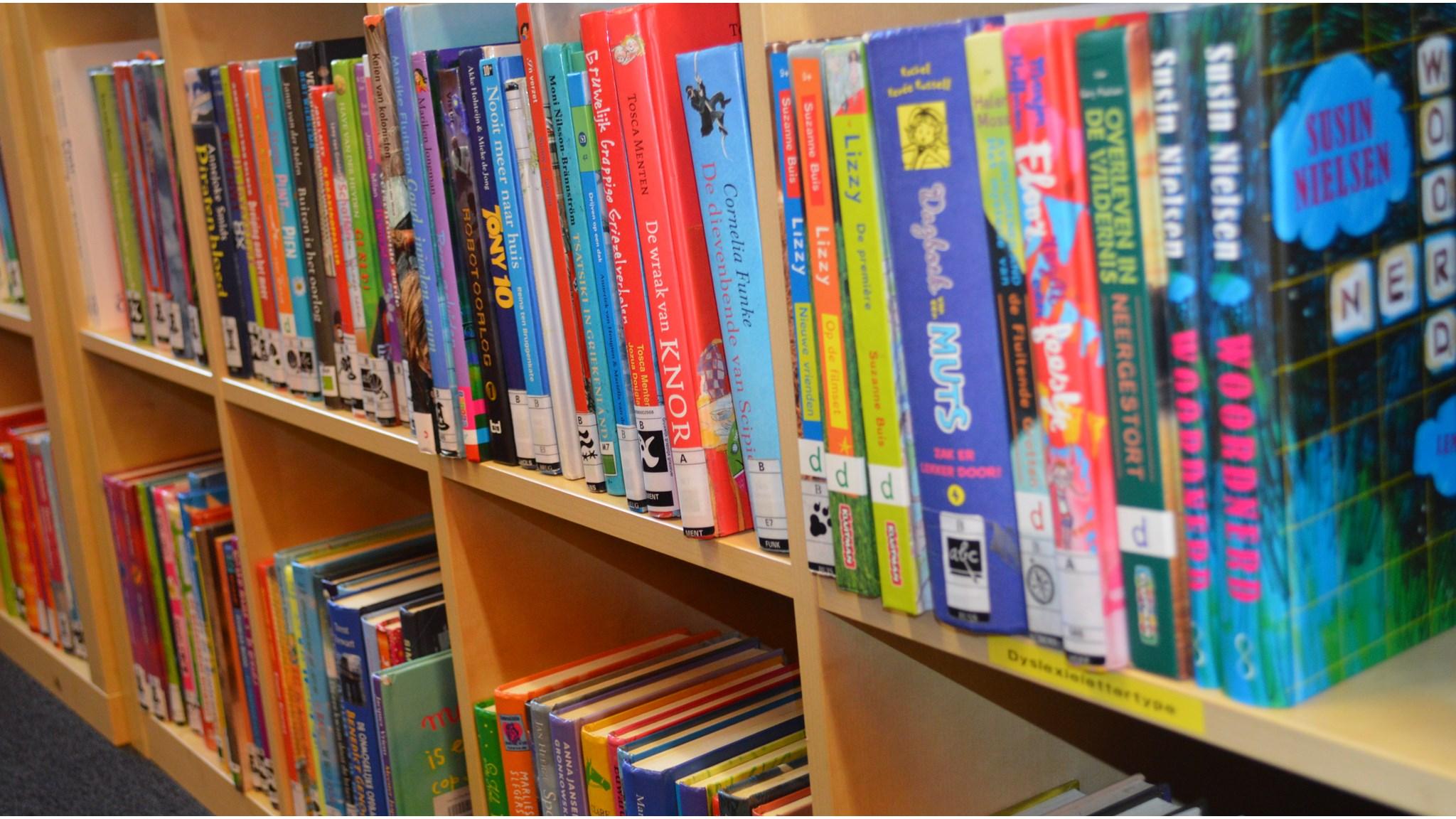 Boekenplank met diverse kinderboeken in Basisschool De Flint, Ekehaar. Boekenplank met diverse kinderboeken in Basisschool De Flint, Ekehaar.