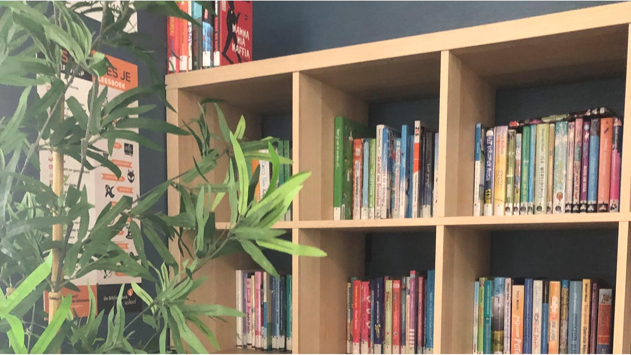 Boekenplank met diverse kinderboeken in CBS de Hoeksteen in Hoogezand. Boekenplank met diverse kinderboeken in CBS de Hoeksteen in Hoogezand.