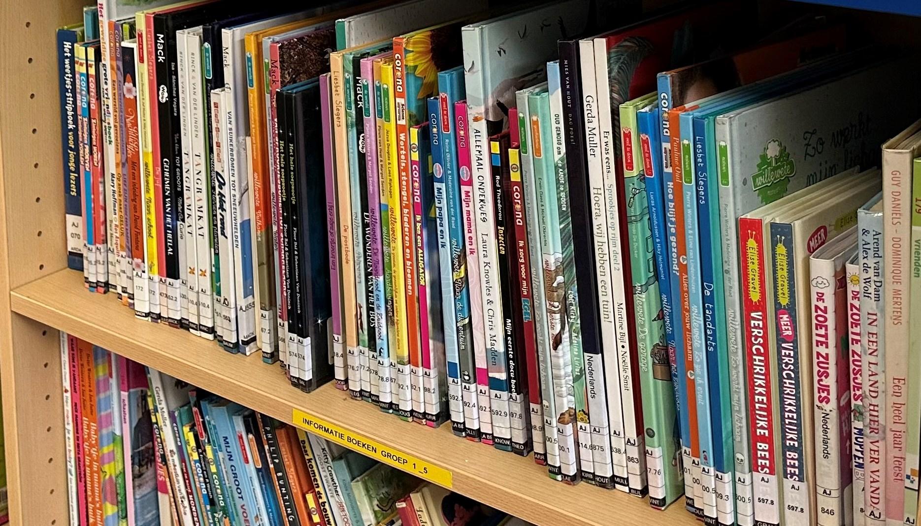 Boekenplank met diverse kinderboeken in de bibliotheek van Basisschool Maria Goretti in Sint Joost. Boekenplank met diverse kinderboeken in de bibliotheek van Basisschool Maria Goretti in Sint Joost.