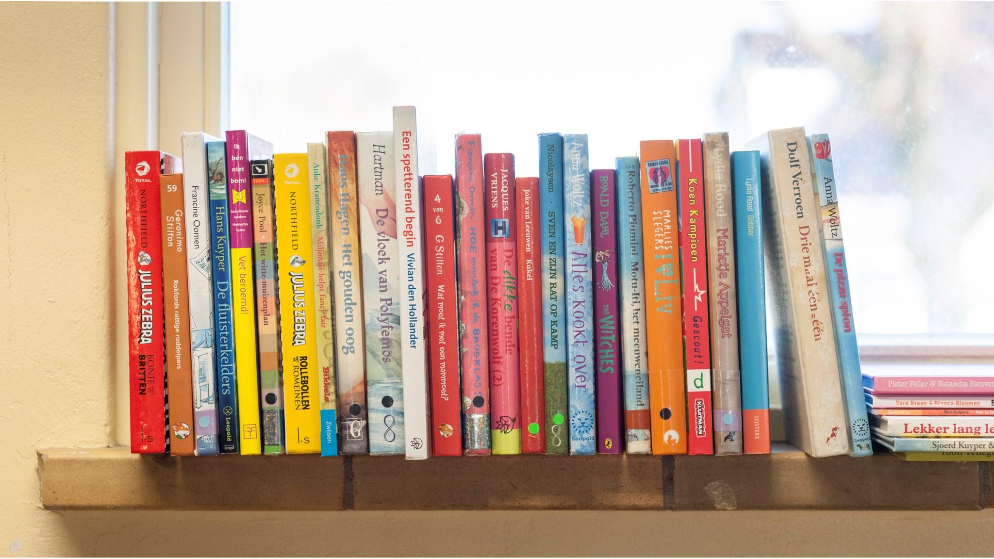 Boekenplank met diverse kinderboeken in Openbare Basisschool Triangel in Wieringerwerf. Boekenplank met diverse kinderboeken in Openbare Basisschool Triangel in Wieringerwerf.