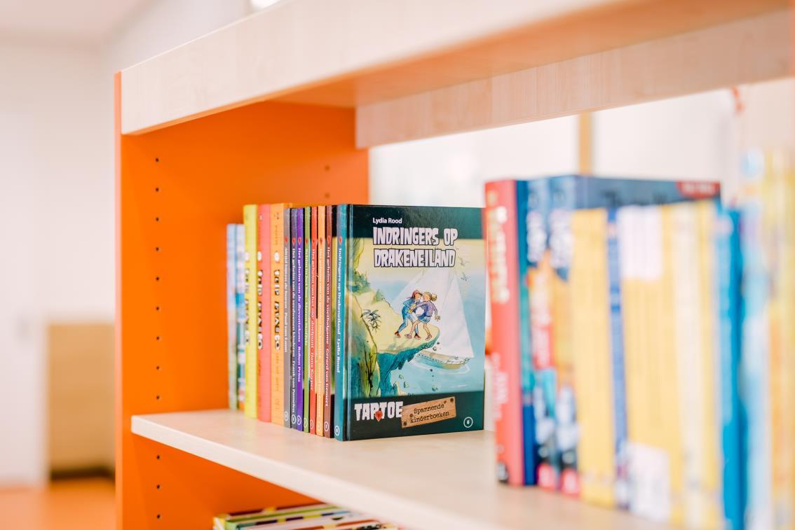 Boekenplank met diverse kinderboeken, waaronder "Indringers op Drakeniland", in Basisschool De Regenboog in Waddinxveen. Boekenplank met diverse kinderboeken, waaronder "Indringers op Drakeniland", in Basisschool De Regenboog in Waddinxveen.
