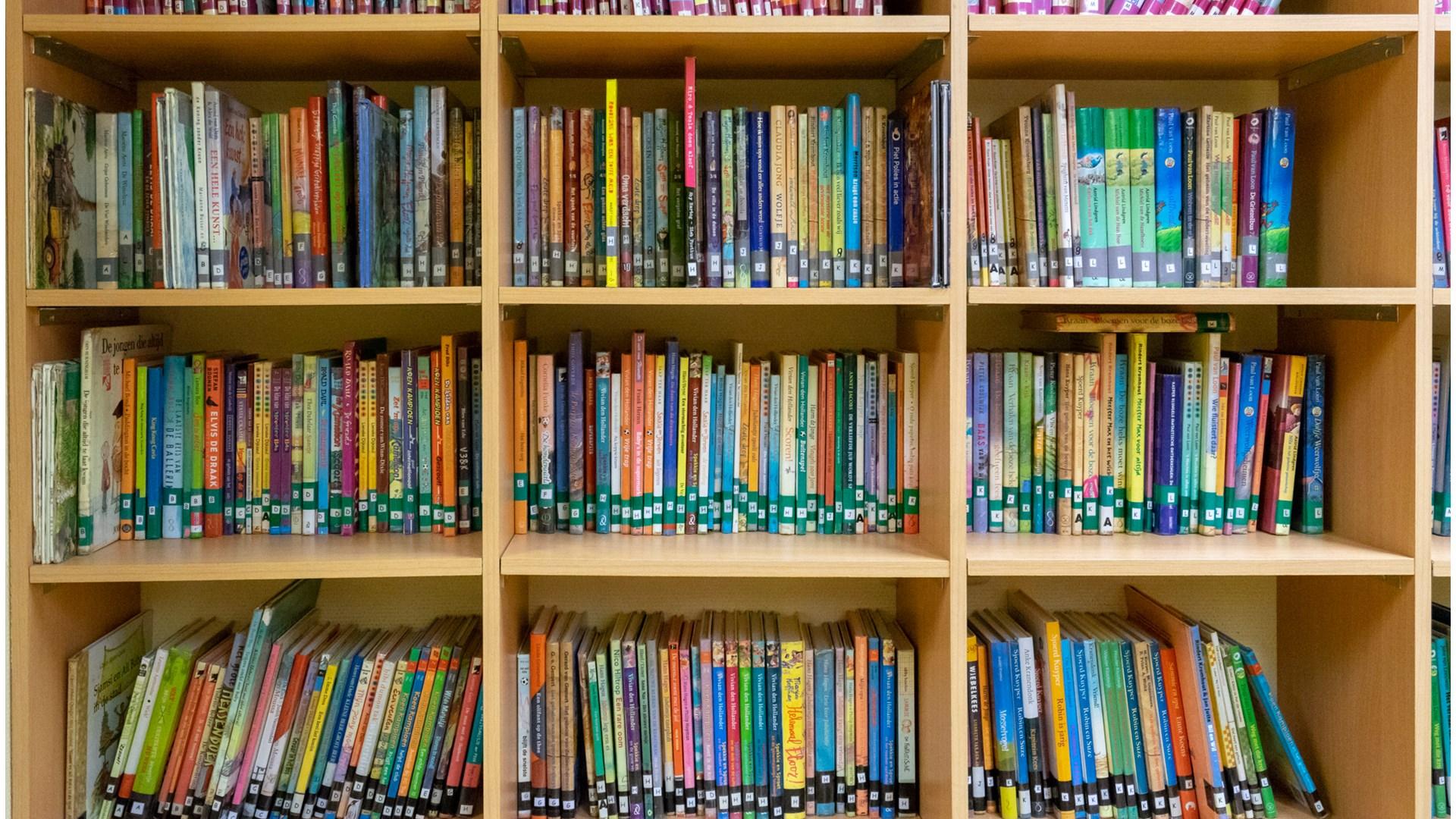 Boekenplank met gevarieerde boeken in de bibliotheek van De Zuidwester in Heiloo.